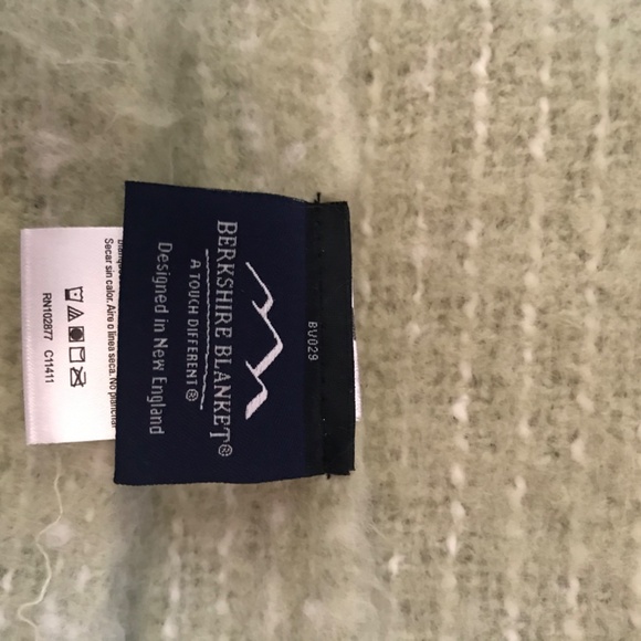 A beautifully woven must have blanket. - Picture 2 of 4